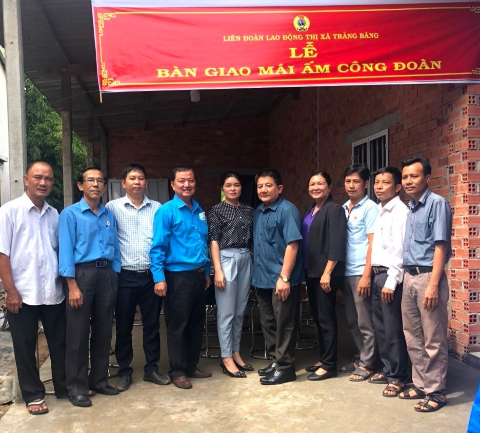 Các đại biểu chụp ảnh lưu niệm cùng gia đình anh Huynh. Ảnh LĐLĐ Tây Ninh cung cấp