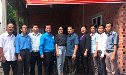 Các đại biểu chụp ảnh lưu niệm cùng gia đình anh Huynh. Ảnh LĐLĐ Tây Ninh cung cấp