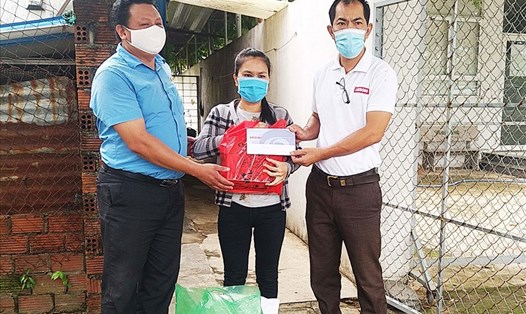 Đại diện Báo Lao Động tại miền Trung - Tây Nguyên và Công đoàn các Khu Công nghiệp tỉnh Quảng Nam trao quà hỗ trợ cho chị Nguyễn Thị Thảo.