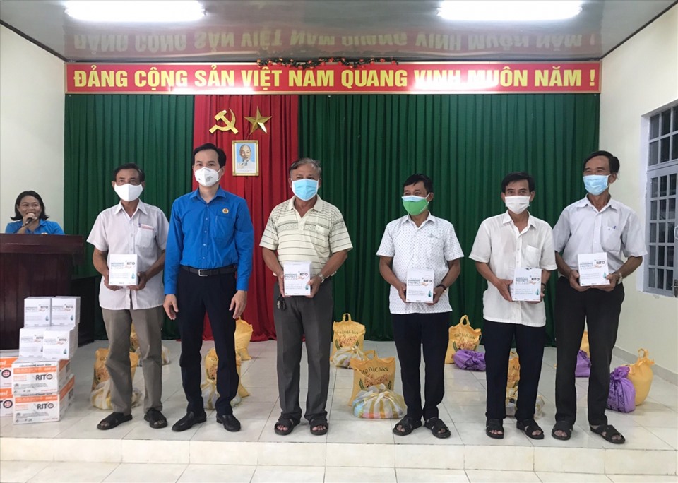 Chủ tịch LĐLĐ thành phố Nguyễn Duy Minh tặng quà cho CNLĐ Tổ công nhân tự quản khu nhà trọ tại quận Liên Chiểu. Ảnh: Thanh Hùng