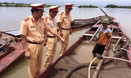 Lực lượng chức năng kiểm tra, bắt giữ các tàu hút cát trái phép trên sông Đáy. Ảnh: NT
