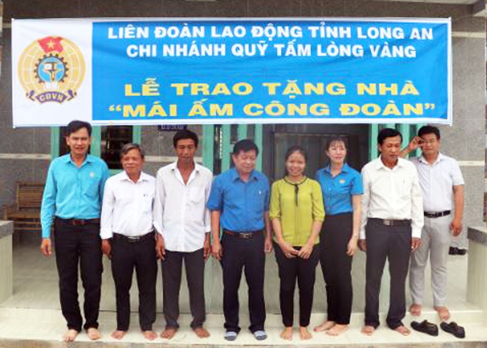 Trao "Mái ấm Công đoàn" cho CĐV Nguyễn Thị Cẩm. Ảnh: S.H