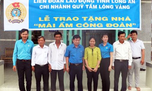 Trao "Mái ấm Công đoàn" cho CĐV Nguyễn Thị Cẩm. Ảnh: S.H