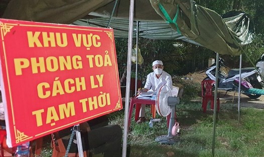 Chốt kiểm soát ở khu vực phong tỏa tại huyện Gio Linh, tỉnh Quảng Trị vào 21h đêm. Ảnh: Hưng Thơ.