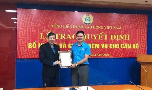 Đồng chí Trần Thanh Hải trao quyết định bổ nhiệm cho đồng chí Nguyễn Mạnh Kiên (bên phải ảnh). Ảnh: Đặng Lợi