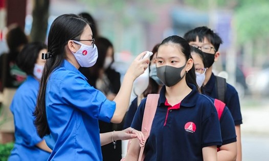 Học sinh Trường Marie Curie (Hà Nội) được đo nhiệt độ, kiểm tra sức khỏe khi trở lại trường vào hồi tháng 5.2020. Ảnh: Tô Thế