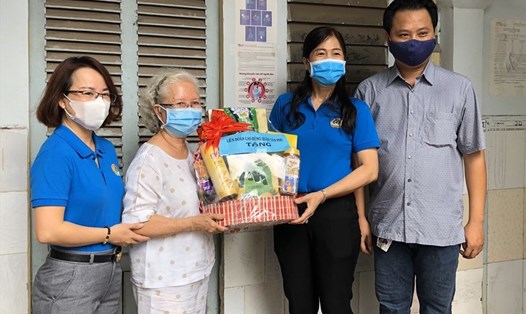 Bà Phạm Ngọc Lan (thứ hai, phải sang) cùng các cán bộ Công đoàn quận Tân Phú (TPHCM) cảm ơn và tặng quà chủ nhà trọ giảm giá phòng trọ cho người lao động 
bị ảnh hưởng việc làm bởi dịch COVID-19. Ảnh: Đức Long