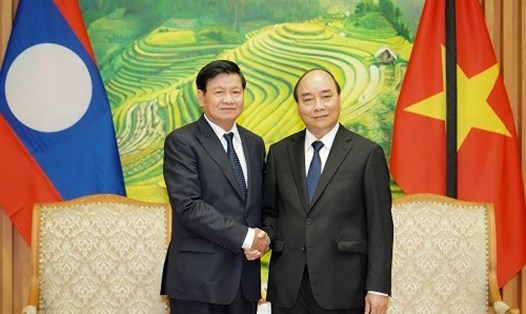 Thủ tướng Nguyễn Xuân Phúc và Thủ tướng Lào Thongloun Sisoulith. Ảnh: VGP.