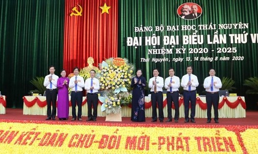 Đồng chí Nguyễn Thanh Hải - Ủy viên Trung ương Đảng, Bí thư Tỉnh ủy, Trưởng đoàn đại biểu Quốc hội tỉnh Thái Nguyên tặng hoa chúc mừng Đại hội.