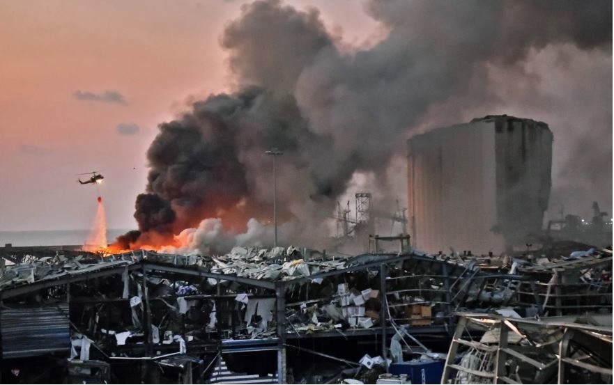 Trực thăng đang tham gia dập lửa tại vụ nổ Beirut, Lebanon hôm 4.8. Ảnh: AFP.