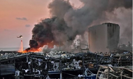 Trực thăng đang tham gia dập lửa tại vụ nổ Beirut, Lebanon hôm 4.8. Ảnh: AFP.