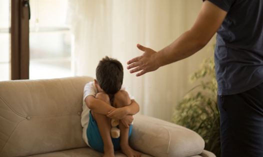 Mắng con sai cách sẽ khiến trẻ bị tổn thương tâm lý, ảnh hưởng đến việc phát triển tương lai. Ảnh nguồn: AFP.