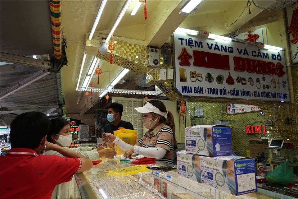 Lượng khách tới mua vàng ở khu Phố vàng bạc (quận 5, TPHCM) những ngày này giảm đáng kể. Ảnh: Anh Nhàn Lượng khách tới mua vàng ở khu Phố vàng bạc (quận 5, TPHCM) những ngày này giảm đáng kể. Ảnh: Anh Nhàn