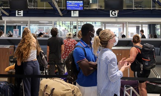 Người dân chờ đợi làm thủ tục đáp chuyến bay đi London tại sân bay Biarritz, Pháp. Ảnh: AP.