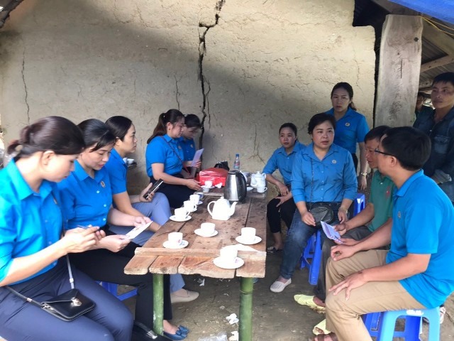 Đoàn thăm hỏi, động viên gia đình anh Ly Seo Phỏng. Ảnh: Lục Văn Thương
