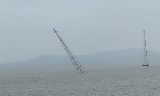 Trụ điện trên biển ở xã Hòn Tre, huyện Kiên Hải (Kiên Giang) bất ngờ bị đổ chưa rõ nguyên nhân. Ảnh: N.A