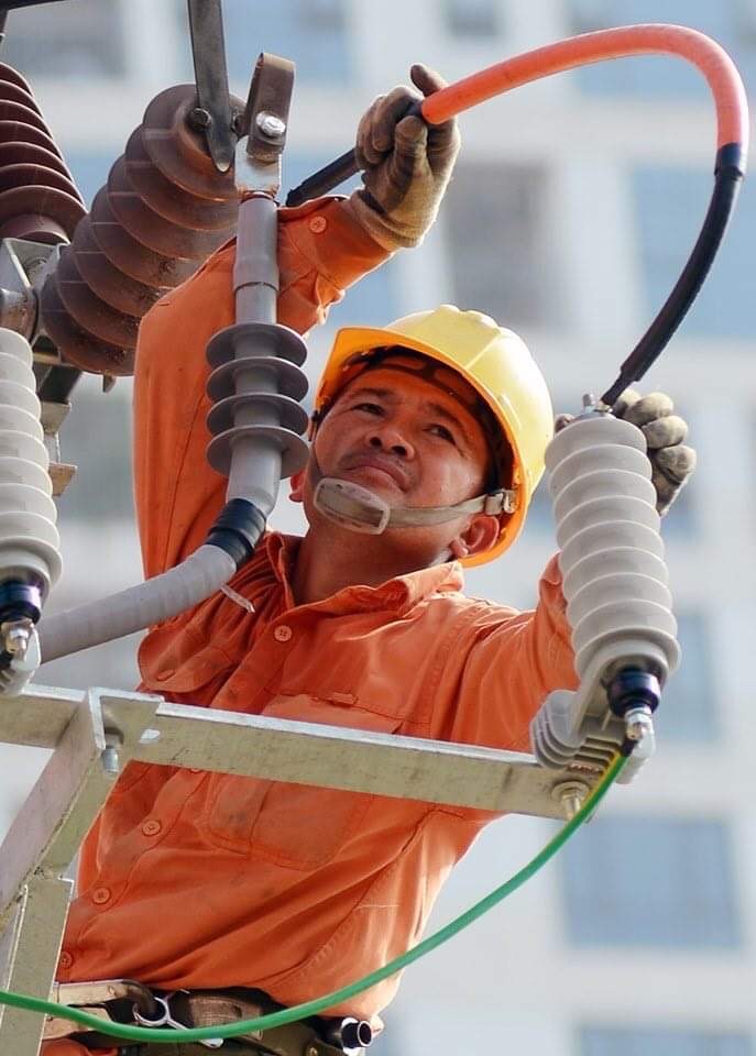 Công nhân ngành Điện lực trong giờ làm việc. Ảnh: Hoa Việt Cường
