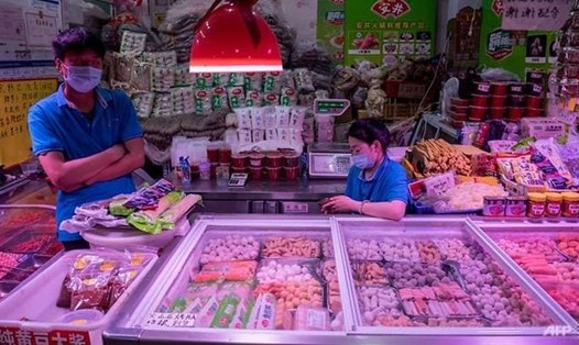 Một quầy bán thịt đông lạnh và hải sản vắng khách tại khu chợ ở Bắc Kinh hôm 20.6. Ảnh: AFP.