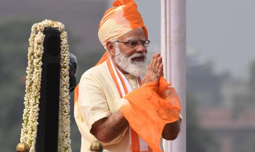 Thủ tướng Narendra Modi ra hiệu sau bài phát biểu trong buổi lễ kỷ niệm Ngày Độc lập của Ấn Độ hôm 15.8. Ảnh: AFP.