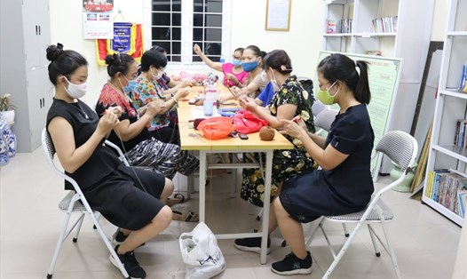 Hội Liên hiệp Phụ nữ phường Việt Hưng tự tay đan 2000 dải băng cài khẩu trang ủng hộ tuyến đầu chống dịch. Ảnh: Lan Nhi.