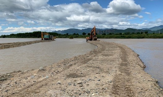 Sông Dinh (Ninh Thuận) bị đào, hút tứ tung để khai thác cát, sỏi. Ảnh: Lữ Hồ