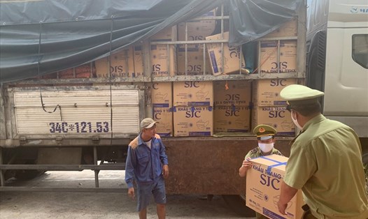 Lực lượng quản lý thị trường Hà Tĩnh bắt giữ 390.000 khẩu trang y tế và gần 1000 mũ bảo hiểm. Ảnh: TT.