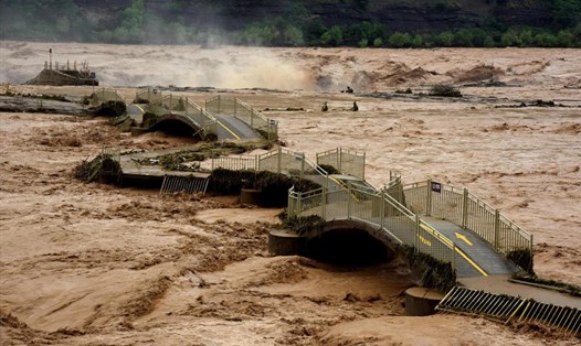 Cây cầu bắc qua thác Hồ Khẩu - thác nước màu vàng lớn nhất thế giới ở tỉnh Sơn Tây - bị đổ sập do lũ lụt. Ảnh: Tân Hoa Xã