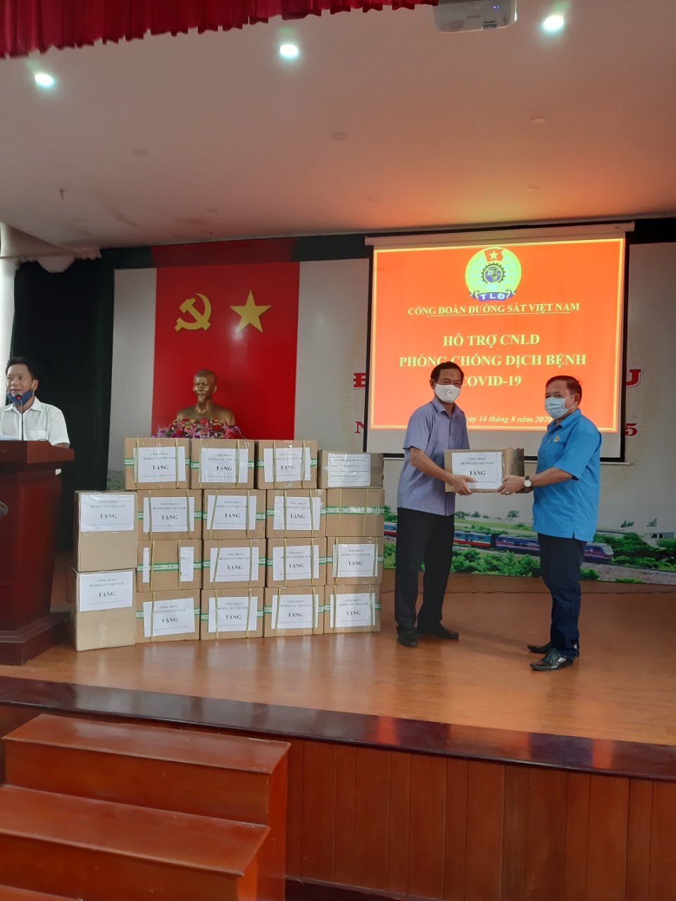 Trao hỗ trợ vật tư y tế cho các đơn vị khu vực Đà Nẵng. Ảnh: CĐ ĐS