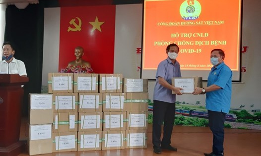 Trao hỗ trợ vật tư y tế cho các đơn vị khu vực Đà Nẵng. Ảnh: CĐ ĐS