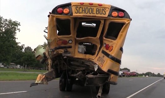 Vụ tai nạn giao thông đáng tiếc giữa một xe tải và một xe buýt chở học sinh xảy ra vào chiều 12.8 tại bang Georgia, Mỹ. Ảnh: NBC News