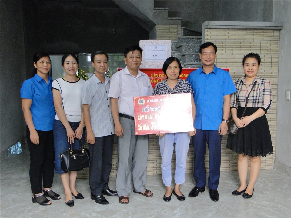 Lãnh đạo LĐLĐ tỉnh, công đoàn ngành Y tế, Bệnh viện đa khoa tỉnh chúc mừng chị Hạnh trong buổi khành thành nhà Mái ấm công đoàn. Ảnh: B.Mạnh
