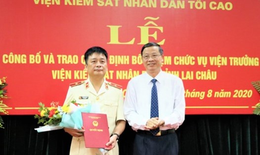 Tân Viện trưởng Viện Kiểm sát nhân dân tỉnh Lai Châu - Nguyễn Hồng Quân (trái) nhận quyết định. Ảnh: VGP.