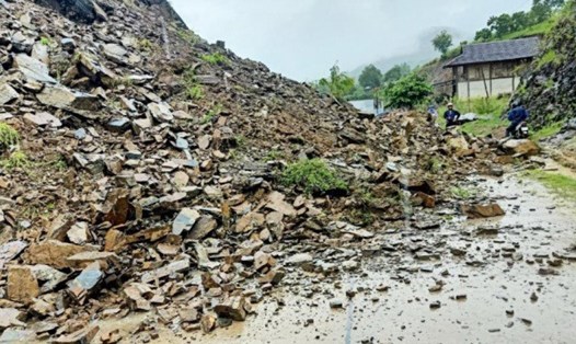 Sạt lở đất đá gây ách tắc giao thông cục bộ tại tỉnh Sơn La. Ảnh: C. Minh
