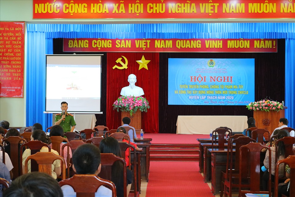 Công nhân lao động nghe tuyên truyền về chuyên đề công tác phòng chống và đấu tranh với những loại hình ma túy trong giai đoạn hiện nay. Ảnh: Lục Văn Quân.