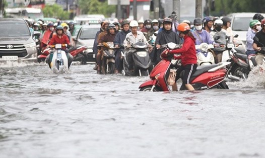 Đường Nguyễn Hữu Cảnh (quận Bình Thạnh, TPHCM) thường xuyên ngập nặng mỗi khi mưa lớn. Ảnh: Minh Quân