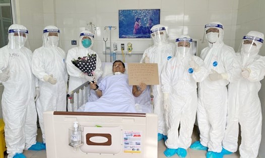Chiến binh áo trắng Chợ Rẫy đang tích cực tham gia chống dịch COVID-19 tại Đà Nẵng trong nhận hoa từ bệnh nhân. Ảnh: Trân Thanh
