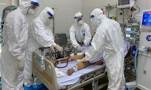Các bác sĩ cấp cứu cho bệnh nhân mắc COVID-19 tại Đà Nẵng. Ảnh: Bộ Y tế