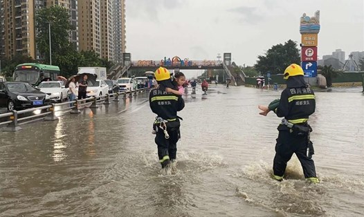 Lũ lụt ở thành phố Thành Đô, thủ phủ tỉnh Tứ Xuyên ảnh hưởng đến hơn 60.000 cư dân của tỉnh này. Ảnh: Tân Hoa Xã.