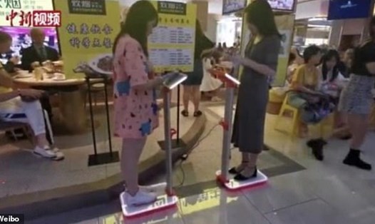 Một nhà hàng ở Trung Quốc bắt khách cân trước khi gọi món. Ảnh: Daily Mail.