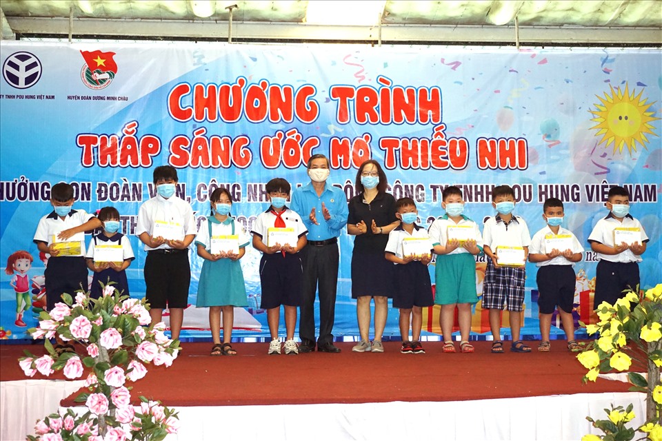 Lãnh đạo LĐLĐ tỉnh cùng Ban Giám đốc công ty  Pou Hung Việt Nam trao tặng phần thưởng cho các em học sinh đạt thành tích xuất sắc năm học 2019-2020. Ảnh LĐLĐ Tây Ninh