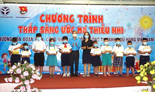 Lãnh đạo LĐLĐ tỉnh cùng Ban Giám đốc công ty  Pou Hung Việt Nam trao tặng phần thưởng cho các em học sinh đạt thành tích xuất sắc năm học 2019-2020. Ảnh LĐLĐ Tây Ninh