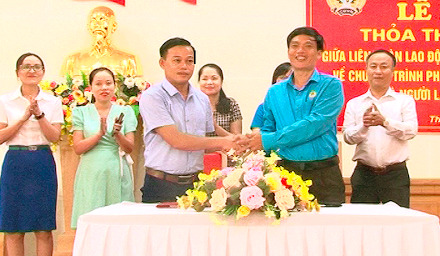Lãnh đạo 2 đơn vị ký thoả thuận hợp tác. Ảnh: Đăng Hải