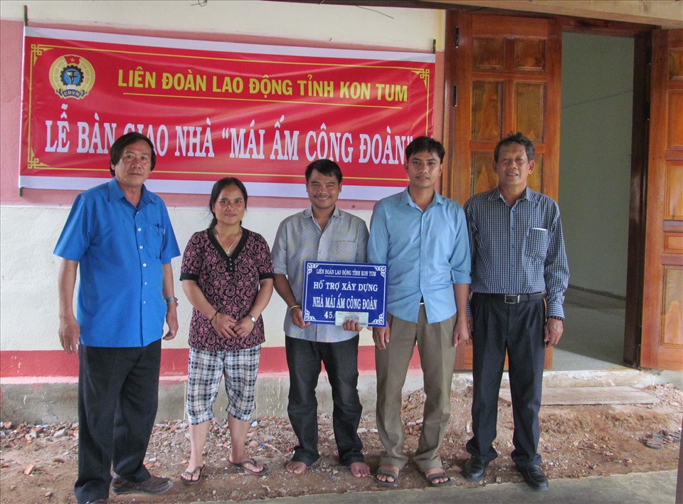 LĐLĐ tỉnh Kon Tum trao nhà "Mái ấm công đoàn" cho gia đình anh A Don.
