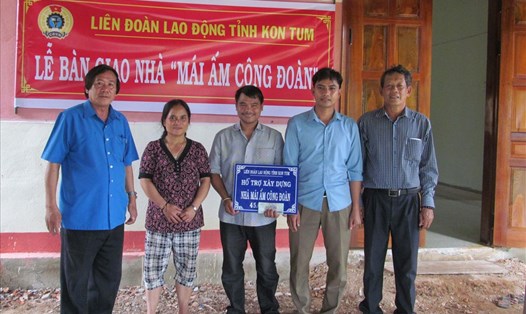 LĐLĐ tỉnh Kon Tum trao nhà "Mái ấm công đoàn" cho gia đình anh A Don.