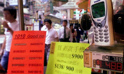 Cửa hàng điện thoại di động trưng bày số điện thoại đẹp ở Hong Kong, Trung Quốc. Ảnh: AFP.
