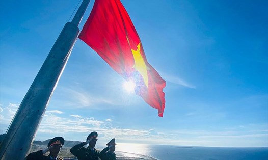 Lễ thượng cờ trên đỉnh núi Thới Lới, huyện đảo Lý Sơn, Quảng Ngãi. Ảnh: Hồng Vĩnh