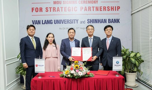 Ông Shin Dong Min – Tổng giám đốc của Ngân hàng Shinhan và Ông Nguyễn Cao Trí – Chủ tịch Hội đồng trường Đại học Văn Lang tại buổi lễ ký kết.