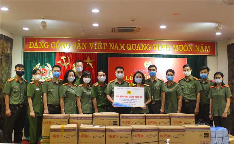 Ban Chấp hành Công đoàn CAND tiếp nhận trang thiết bị ủng hộ phòng, chống dịch COVID-19 từ Phòng PC07 - Công đoàn Công an TP. Hải Phòng. Ảnh: Tú Quỳnh