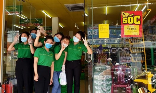 Nhân viên một cửa hàng trên đường Hồ Văn Đại vui mừng sau lệnh gỡ bỏ phong toả. Ảnh: Hà Anh Chiến
