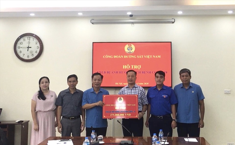 Ông Mai Thành Phương (thứ 3 từ trái sang) trao hỗ trợ sáng 18.8. Ảnh: Chu Kiên